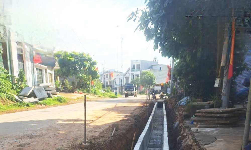 Nhà thầu sửa chữa quốc lộ 279 đi qua xã Sơn Động.